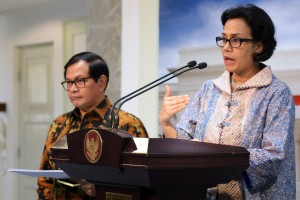 Seskab mendampingi Menkeu menjelaskan kepada wartawan hasil Sidang Kabinet di Kantor Presiden, Jumat (16/9) Sore. (Foto: Humas/Rahmat)
