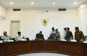 Suasana menjelang rapat terbatas yang dipimpin oleh Presiden Jokowi, di Kantor Presiden, Jakarta, Selasa (27/9) siang. (Foto: JAY/Humas)