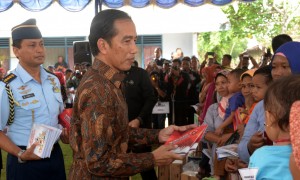 Presiden Jokowi melakukan Pemberian Makanan Tambahan kepada siswa SDN 3 Karangpatihan, Desa Karangpatihan, Kecamatan Balong, Kabupaten Ponorogo, Senin (19/9) siang. (Foto: OJI/Humas)