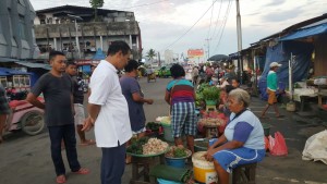 Menteri Pertanian Amran Sulaiman secara mendadak meninjau harga bahan pangan di Pasar Mardika, Ambon, Maluku, Rabu (14/9) pagi
