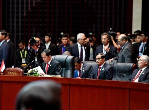 Presiden Jokowi menghadiri Sidang Pleno KTT ASEAN ke-28 di NCC, Vientiane, Laos, Selasa (6/9) sore. (Foto: BPMI/Laily)