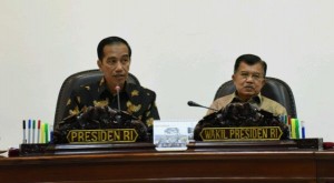 Presiden Jokowi didampingi Wakil Presiden Jusuf Kalla saat memimpin rapat terbatas tentang "Pengembangan Ekonomi Digital", di Kantor Presiden, Jakarta, Selasa (27/9) sore. (Foto: JAY/Humas)