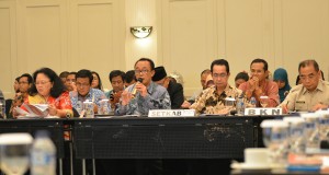 Deputi Seskab Bidang Administrasi Farid Utomo memberikan penjelasan Pagu Anggaran Setkab, pada RDP dengan Komisi II DPR RI, Selasa (6/7) sore, di Tangerang, Banten. (Foto: Humas/Deni)