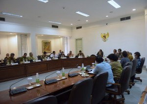 Presiden Joko Widodo memimpin rapat terbatas membasan masalah industri kelautan dan perikanan, di kantor presiden, Jakarta, Selasa (13/9) siang. (Foto: Deny. S/Humas)