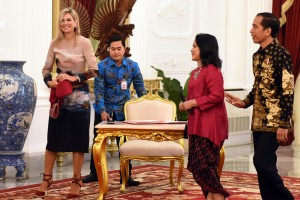 Presiden Jokowi didampingi Ibu Negara Iriana Joko Widodo menerima kunjungan Ratu Maxima selaku Utusan Khusus PBB untuk Inklusi Keuangan, Kamis (1/9) pagi, di Istana Merdeka, Jakarta. (Foto: Humas/Rahmat)