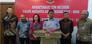 Tim Selsksi yang dipimpin ketuanya Saldi Isra menyampaikan proses seleksi pemilihan calon anggota KPU dan Bawaslu  2017-2022, di kantor Kemendagri, Jakarta, Kamis (15/9) malam.