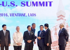 Presiden Jokowi berjabat tangan dengan Presiden Obama pada KTT ASEAN - AS, Kamis (8/9), di NCC, Vientiane, Laos. (Foto: Setpres/Laily)