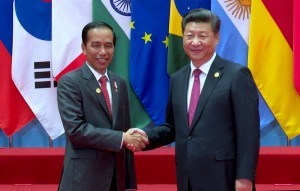 Presiden Jokowi berjabat tangan dengan Presiden Xi Jinping pada upacara pembukaan KTT G20, Minggu (4/9) sore waktu setempat, di HIEC, Hangzhou, RRT. (Foto: Setpres/Laily)