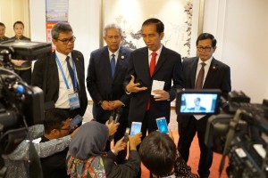 Presiden Jokowi memberikan keterangan pers sebelum bertolak ke Laos, Senin (5/9), di Hangzhou, RRT. (Foto: Humas/Dindha)