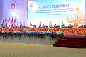 Penandatanganan ASEAN Declaration on One ASEAN, One Response: ASEAN Responding to Disaster as One in the Region and OutsideNCC, Vientiane, Laos. (Foto: Humas/Edi N) Region, Selasa (6/9), di 