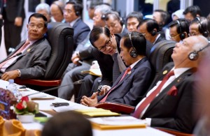Presiden Jokowi didampingi Seskab Pramono Anung mengikuti KTT ASEAN - RRT ke-19, Rabu (7/9), di Vientiane, Laos. (Foto: Setpres/Laily)