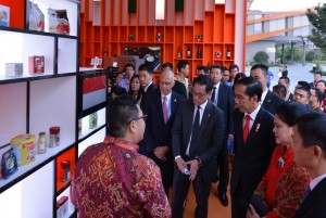 Presiden Jokowi dan Ibu Negara Iriana Joko Widodo didampingi sejumlah menteri meninjau Alibaba Group Corporate Campus, Jumat (2/9), di Hangzhou, RRT. (Foto: BPMI)
