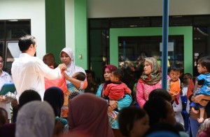 Presiden menyerahkan makanan tambahan kepada ibu hamil, balita, dan anak-anak, di Puskesmas Warunggunung, Lebak, Banten, Minggu (11/9) siang. (Foto: Humas/Jay)