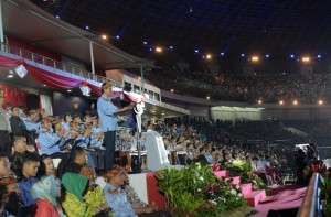 Presiden Jokowi memberikan sambutan dalam pembukaan PON XIX Tahun 2016, di GBLA, Jabar, Sabtu (17/9) malam. (Foto: Humas/Rahmat)