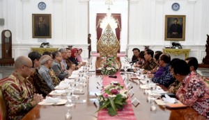 Presiden Jokowi bertemu dengan para ekonom, di Istana Merdeka, Jakarta, Kamis (22/9). (Foto: BPMI/Cahyo)