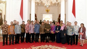 Presiden Jokowi bersama para ekonom dan pengusaha usai pertemuan di Istana Merdeka, Jakarta, Kamis (22/9). (Foto: BPMI/Cahyo)