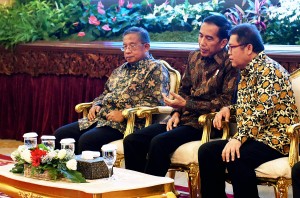 Presiden Jokowi didampingi Menko Perekonomian dan Menkominfo di Istana Negara, Jakarta, Kamis (29/9) sore. (Foto: Humas/Agung)
