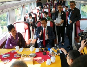 Presiden didampingi Ibu Negara Iriana Jokowi menjawab pertanyaan wartawan di kereta cepat dari Shanghai menuju Hangzhou, Sabtu (3/9) sore waktu setempat. (Foto: Humas/Dindha)