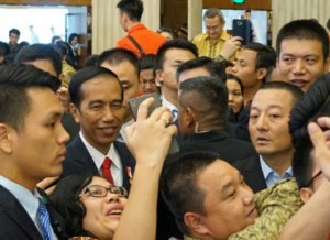 Presiden Jokowi diajak swafoto oleh seorang peserta yang ikut dalam pertemuan dengan diaspora di RRT, di Shanghai Mart, Sabtu (3/9) siang waktu setempat. (Foto: Humas/Dindha)