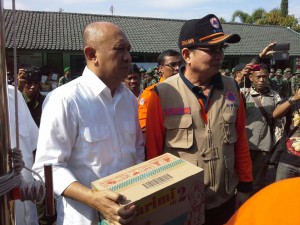 KSP Teten Masduki menyerahkan bantuan kepada Korban 