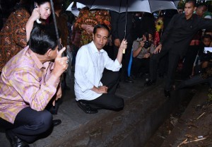 President Jokowi inspects the construction of drains in Godean, Special Region of Yogyakarta, on Monday (10/10). (Photo: BPMI/Leily)
