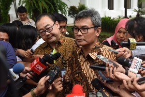 Presidential Spokeperson Johan Budi SP and Special Staff to the Minister of State Secretary Alex Lay respond to journalists questions (12/10) (Picture: Public Relations Office/Oji)