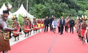 President Jokowi and First Lady Ibu Iriana arrive in Sentani, Jayapura Regency, Papua (17/10)