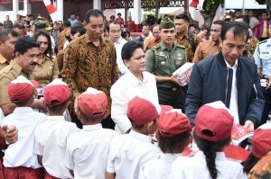 President Jokowi and First Lady Ibu Iriana distribute books to the students of Miangas Island, on Wednesday (19/10)