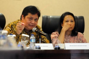 Minister of IndustryAirlanggaHartanto together with Minister of State Owned Enterprises RiniSoemarno, in a Press Briefing "2 Years of Jokowi-JK Administration", at the BinaGraha Building, Jakarta, Tuesday afternoon (25/10). (Picture: Public Relations Office/Rahmat)