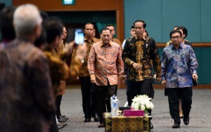 Presiden Jokowi didampingi Ketua OJK dan Gubernur BI memasuki ruangan acara Peringatan Hari Menabung Se Dunia, di JCC Jakarta, Senin (21/10) pagi. (Foto: JAY/Humas)