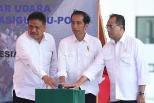 Presiden Jokowi didampingi Menhub dan Gubernur Sulut menekan tombol sebagai tanda peresmian Bandara Miangas, di Kabupaten Talaud, Sulut, Rabu (19/10) siang. (Foto: Rusman/Setpres)