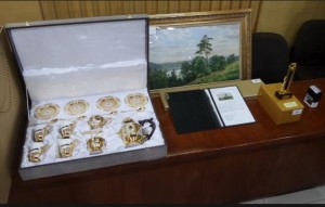 Inilah barang-barang pemberian pengusaha asal Rusia yang diserahkan Presiden Jokowi kepada KPK melalui Kepala Sekretariat Presiden Darmansyah Djumala, di gedung KPK, Jumat (28/10)