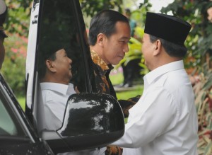 Prabowo Subianto menyambut kedatangan Presiden Jokowi saat berkunjung ke kediamannya, di Padepokan Garuda Yaksa, Desa Bojong Koneng, Hambalang, Bogor, Jawa Barat, Senin (31/10) siang. (Foto: Rahmat/Humas)
