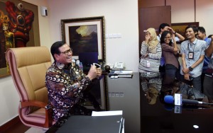 Seskab Pramono Anung tertawa bersama wartawan yang menemuinya di ruang kerjanya, Gedung III Kemensetneg, Jakarta, Rabu (19/10) siang. (Foto: JAY/Humas)