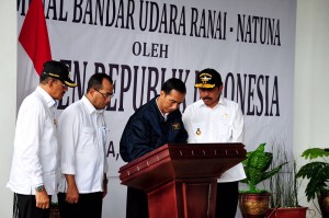 Presiden Jokowi saat meresmikan Bandara Ranai, Natuna, Kepulauan Riau (6/10). (Foto: Humas Kepri)