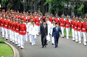 Presiden Jokowi dan Wakil Presiden Jusuf Kalla memimpin kirab Gubernur yang akan dilantik, di Istana Negara, Jakarta, beberapa waktu lalu. (Foto: Rahmat/Humas)