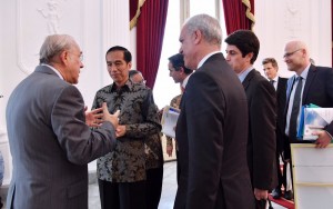 Presiden Jokowi berbincang dengan delegasi OECD, di Istana Merdeka, Jakarta, Senin (24/10) siang
