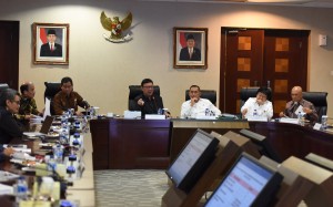 Mendagri Tjahjo Kumolo menyampaikan paparan pada pada Press Briefing 2 Tahun Kerja Nyata Jokowi-JK di Gedung Bina Graha, Kantor Staf Presiden, Kamis (27/10) siang. (Foto: JAY/Humas)