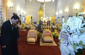 Presiden Jokowi didampingi Ibu Negara Iriana memberikan penghormatan terakhir untuk mendiang Raja Bhumibol Adulyadej, di Grand Palace, Bangkok, Thailand, Selasa (25/10) siang. (Foto: KRIS/Setpres)