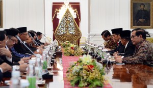Presiden Jokowi didampingi Wakil Presiden Jusuf Kalla dan sejumlah menteri bertemu dengan pimpinan lembaga negara, di Istana Merdeka, Jakarta, Rabu (26/10) siang. (Foto: Agung/Humas)
