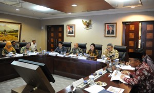 Menko PMK Puan Maharani saat menyampaikan paparan pada press briefing 2 Tahun Pemerintahan Jokowi - JK, di Bina Graha, Jakarta, Senin (20/10) pagi. (Foto: JAY/Humas)