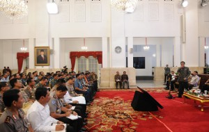 Presiden Jokowi menyampaikan arahan pada rapat koordinasi dengan Pangdam dan Kapolda se Indonesia, di Istana Negara, Jakarta, Senin (21/10) siang. (Foto: JAY/Humas)