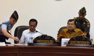 Presiden Jokowi didampingi Wakil Presiden Jusuf Kalla sebelum memimpin rapat terbatas, di Kantor Presiden, Jakarta, Rabu (26/10) sore. (Foto: JAY/Humas)