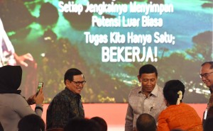 Menko Polhukam Wiranto didamping Seskab Pramono Anung dan anggota Wantimpres menghadiri Rembuk Nasional 2 Tahun Pemerintahan Jokowi - JK, di Hotel Sahid, Jakarta, Senin (24/10) malam. (Foto: JAY/Humas)