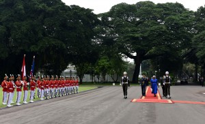 Dubes yang akan menyerahkan surat kepercayaan disambut dengan pasukan kehormatan di halaman Istana Kepresidenan, Jakarta, Selasa (4/10) pagi. (Foto: JAY/Humas)