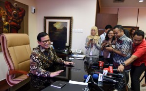 Seskab Pramono Anung menerima kehadiran wartawan, di ruang kerjanya lantai II Gedung III Kemensetneg, Jakarta, Rabu (19/10) siang. (Foto: JAY/Humas)