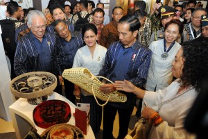 Presiden Jokowi dan Ibu Negara Iriana Jokowi melihat produk kerajinan yang dipamerkan di JIExpo Kemayoran, Rabu (12/10). (Foto: Humas/Rahmat)