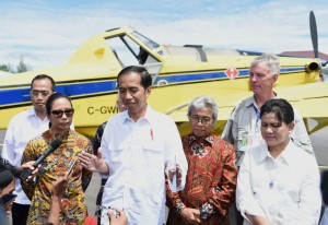 Presiden Jokowi memberi keterangan kepada wartawan usai mencanangkan kebijakan BBM satu harga, di Yahukimo, Papua, Selasa (18/10) siang. (Foto: Rusman/Setpres)
