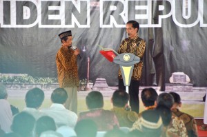 Presiden Joko Widodo dalam acara Penyerahan Sertifikat Tanah Program Strategis Tahun 2016 di Surakarta, Minggu (16/10). (Foto: Humas/Fitri)