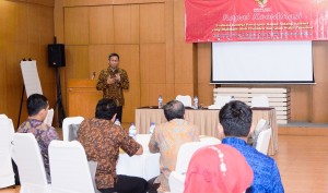 Deputi DKK Yuli Harsono memberikan paparan dalam rakor mengenai , Jumat (21/10), di Garut, Jawa Barat,